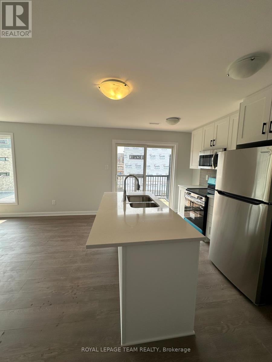 1421 Creekway Private, Ottawa, Ontario  K2P 0T6 - Photo 3 - X12207370