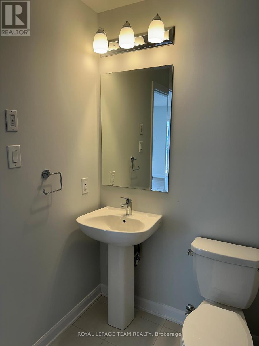 1421 Creekway Private, Ottawa, Ontario  K2P 0T6 - Photo 5 - X12207370