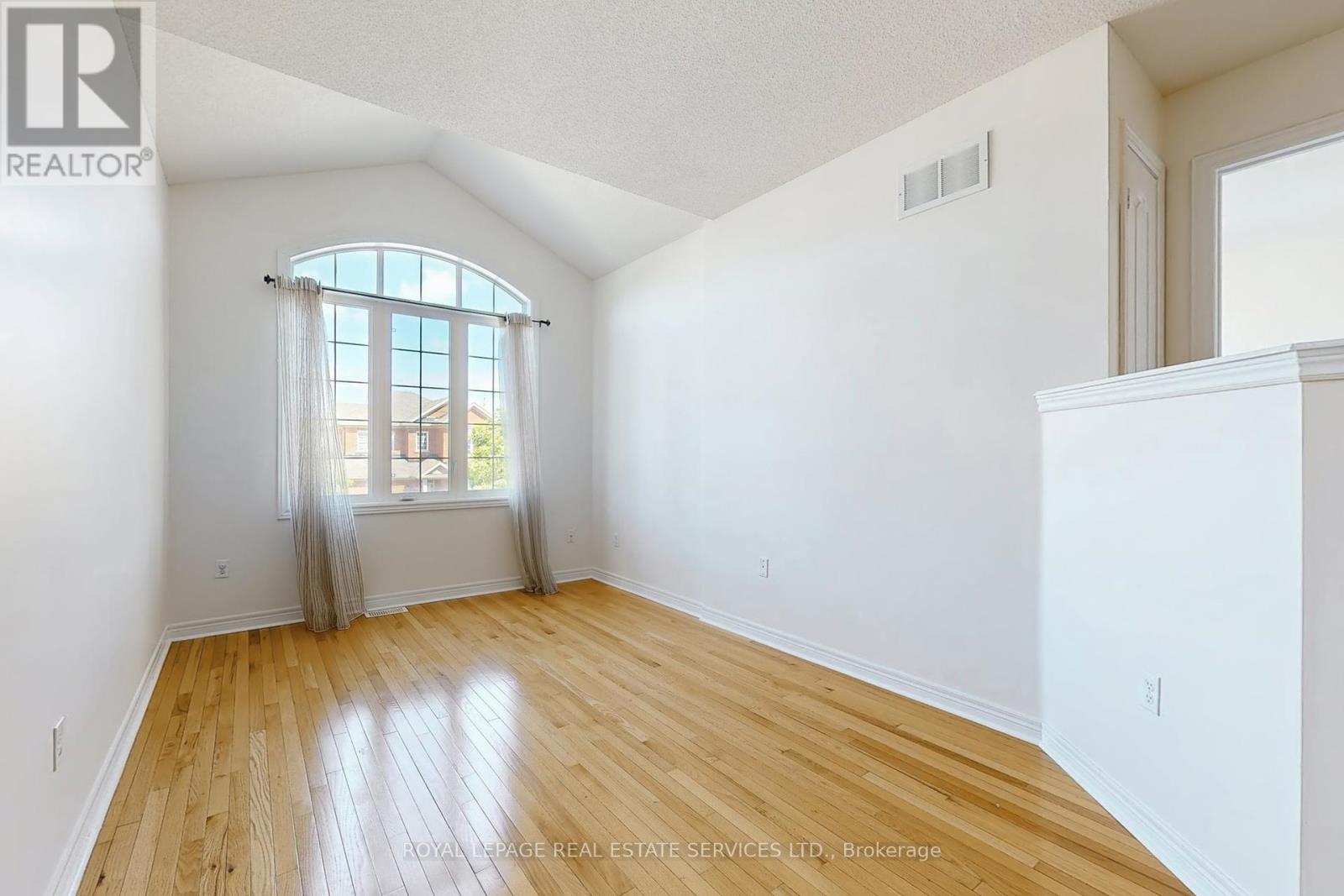 24 Accent Circle, Brampton, Ontario  L7A 0L2 - Photo 11 - W12205361
