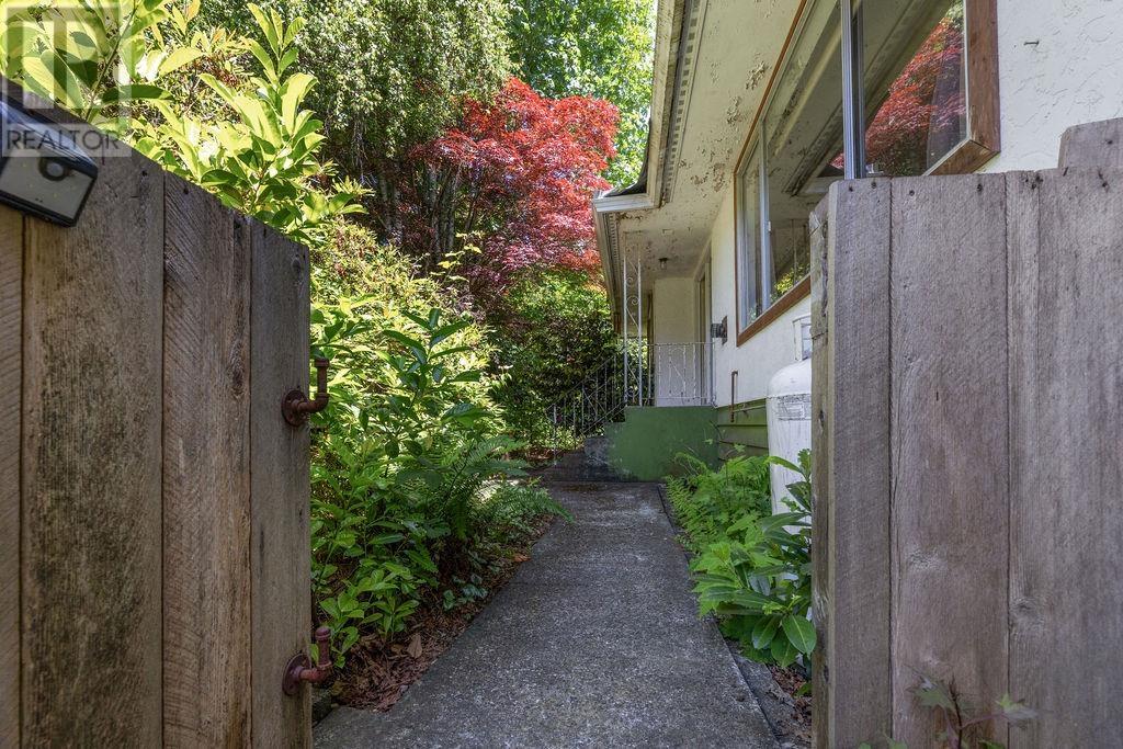 1009 Reed Road, Gibsons, British Columbia  V0N 1V7 - Photo 5 - R3012882