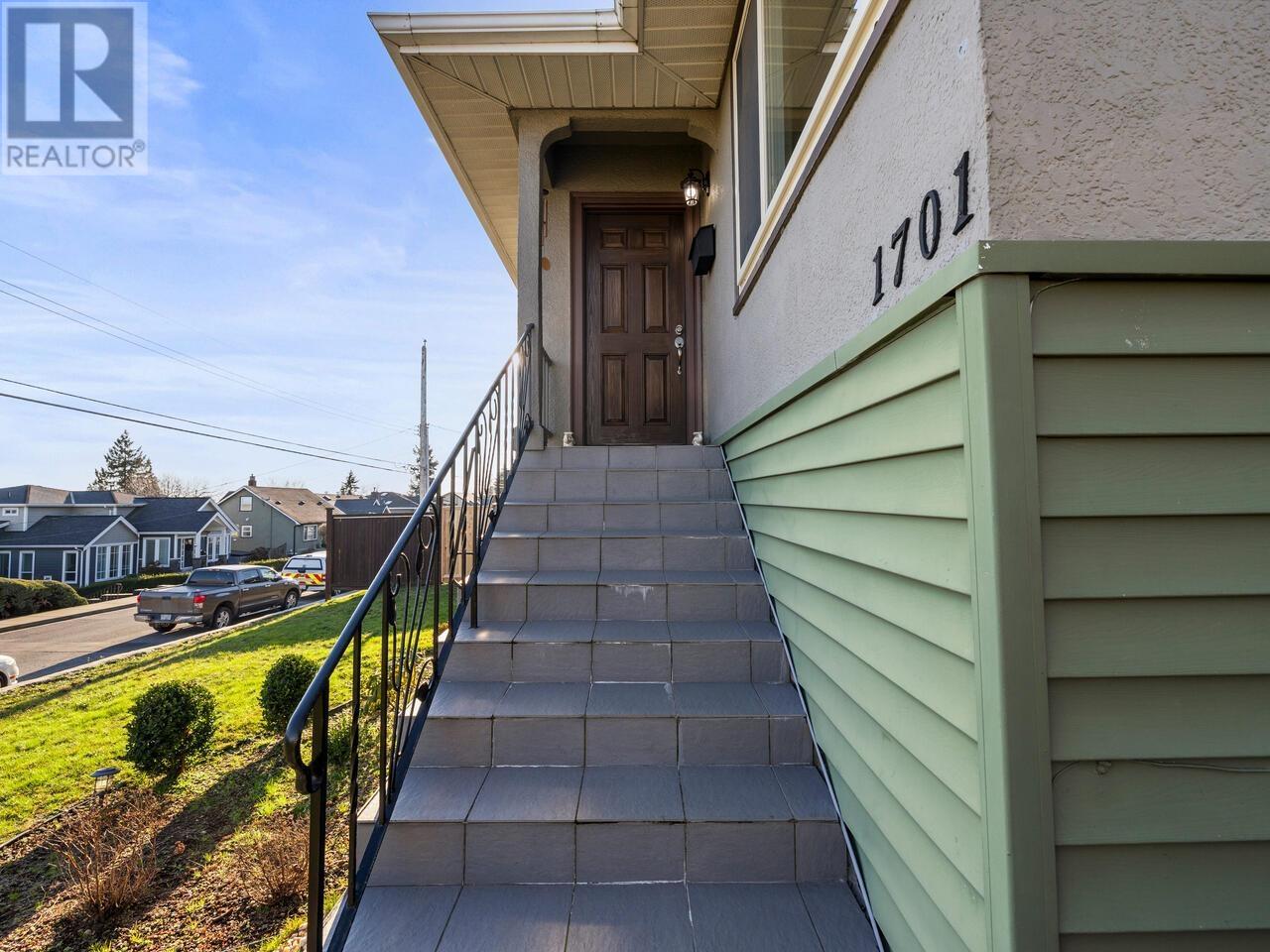 1701 Nanaimo Street, New Westminster, British Columbia  V3M 2G7 - Photo 1 - R3012885