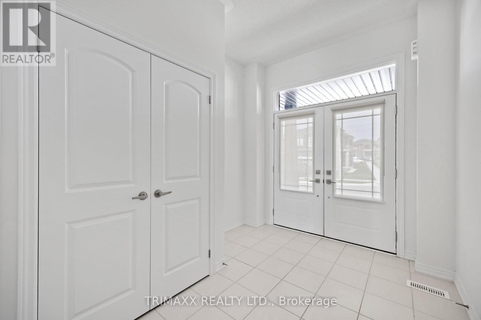 22 Kingsbury Trail, Barrie, Ontario  L9J 0W9 - Photo 5 - S12199708