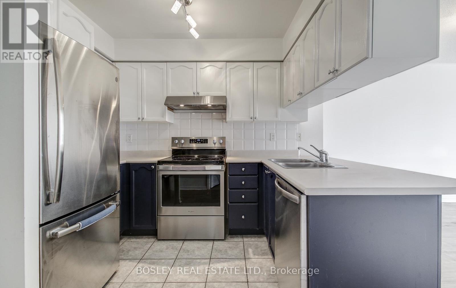 2006 - 909 Bay Street, Toronto, Ontario  M5S 3G2 - Photo 5 - C12207254