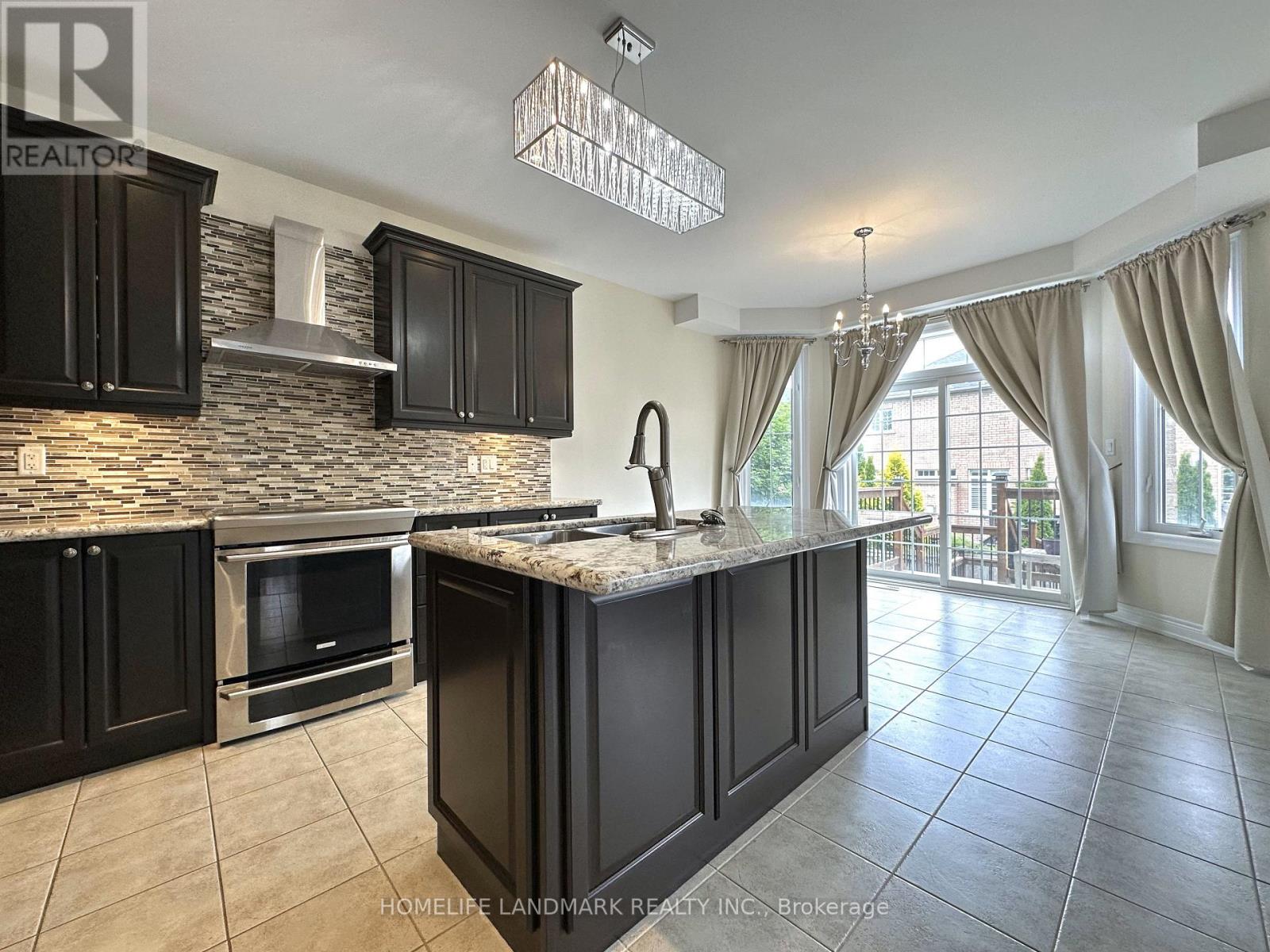 207 Hunting Ridges Drive, Richmond Hill, Ontario  L4E 4K6 - Photo 8 - N12207356