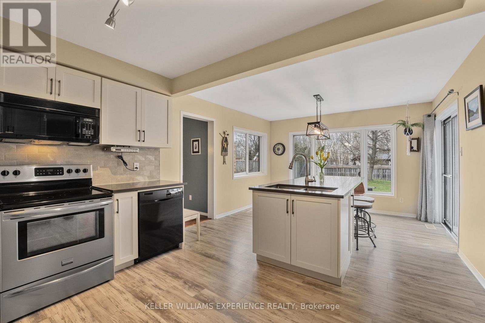 481 Ferndale Drive N, Barrie, Ontario  L4N 7X7 - Photo 11 - S12207351
