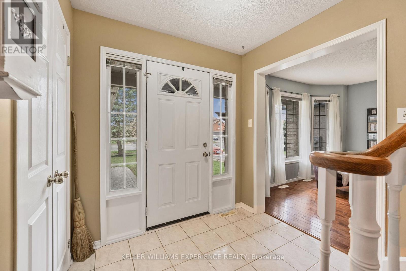 481 Ferndale Drive N, Barrie, Ontario  L4N 7X7 - Photo 5 - S12207351