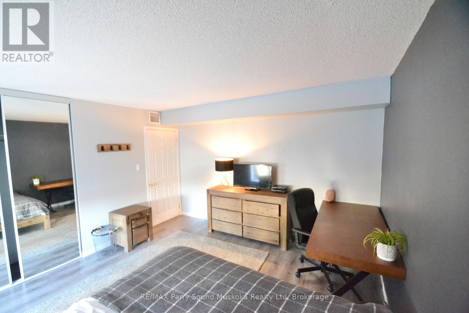 205 - 1071 Queens Avenue E, Oakville, Ontario  L6H 2R5 - Photo 11 - W12207580