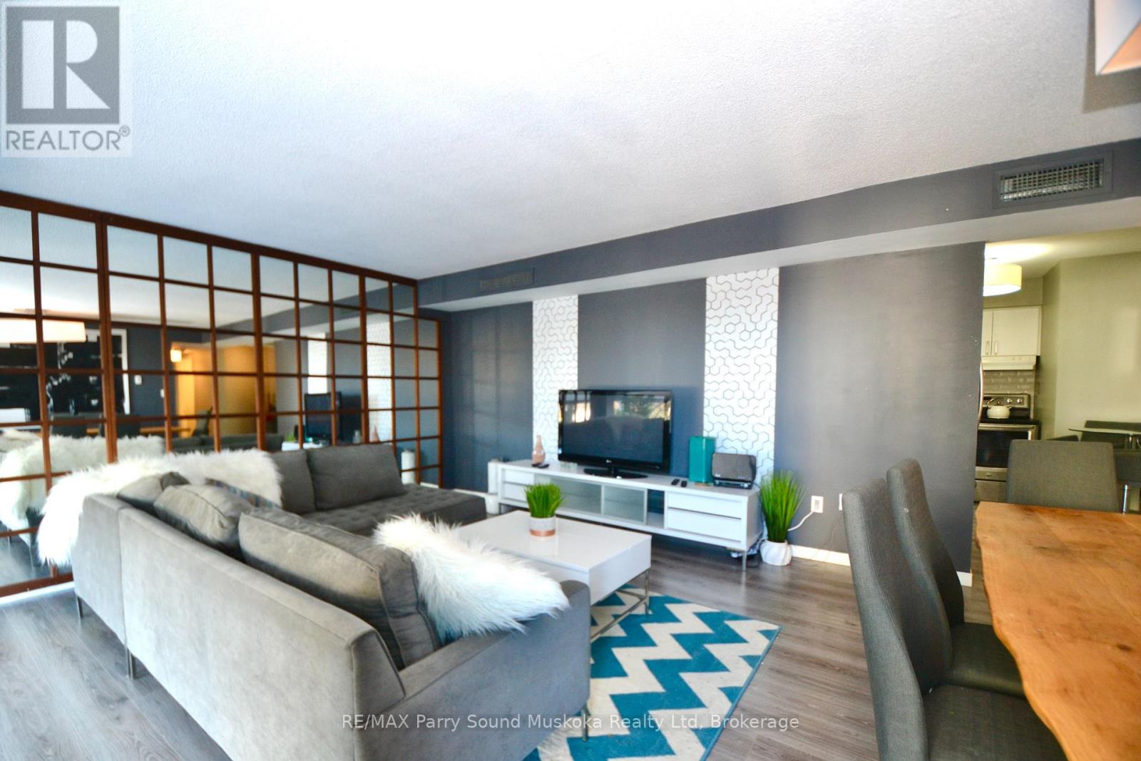 205 - 1071 Queens Avenue E, Oakville, Ontario  L6H 2R5 - Photo 4 - W12207580