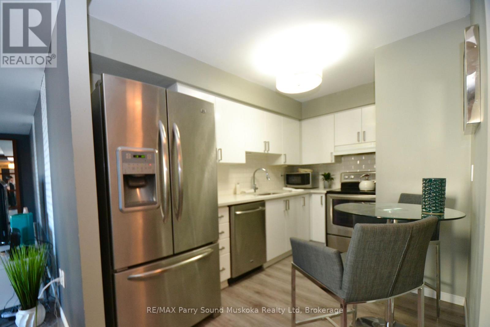 205 - 1071 Queens Avenue E, Oakville, Ontario  L6H 2R5 - Photo 5 - W12207580