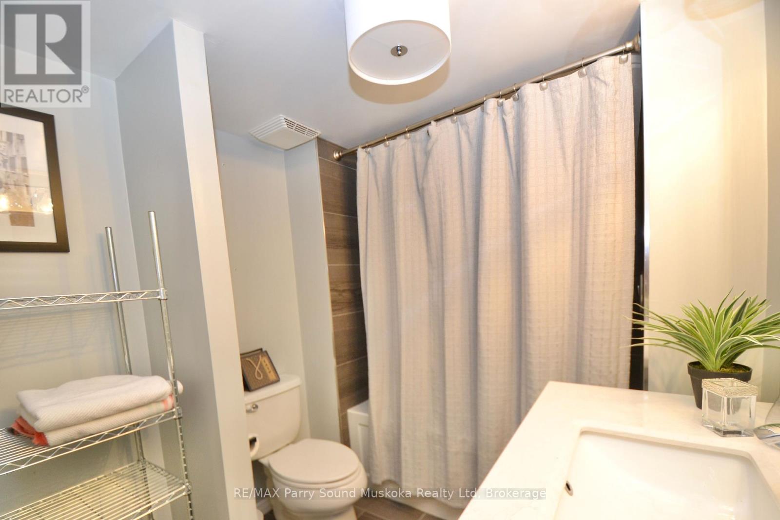 205 - 1071 Queens Avenue E, Oakville, Ontario  L6H 2R5 - Photo 9 - W12207580