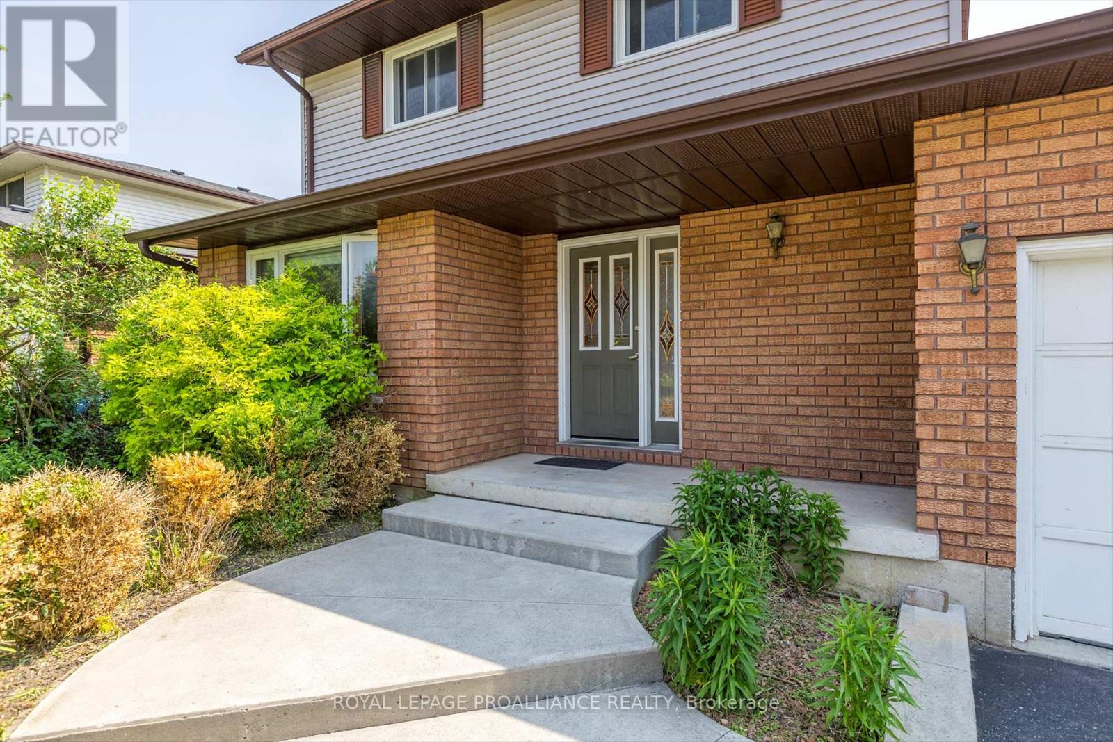 1796 Parkwood Circle, Peterborough West, Ontario  K9J 8C8 - Photo 4 - X12207551