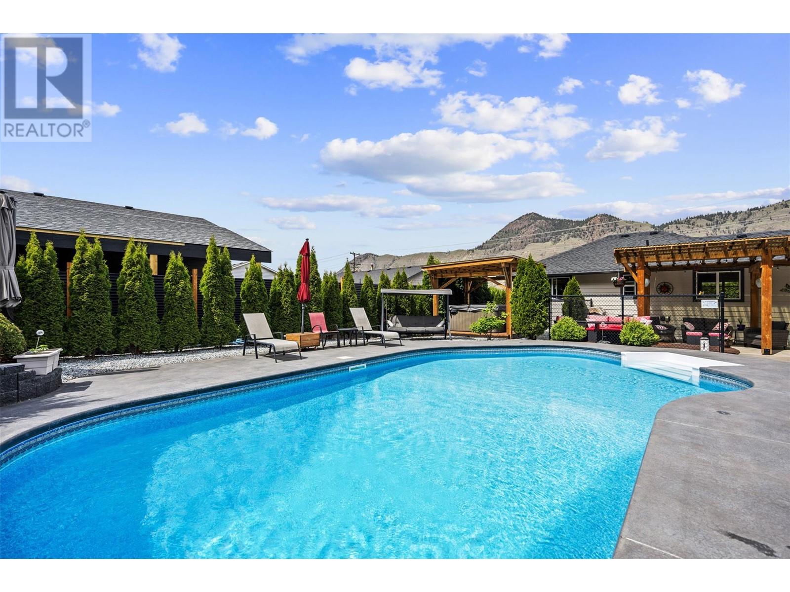 Property at 2015 Valleyview Drive image 2