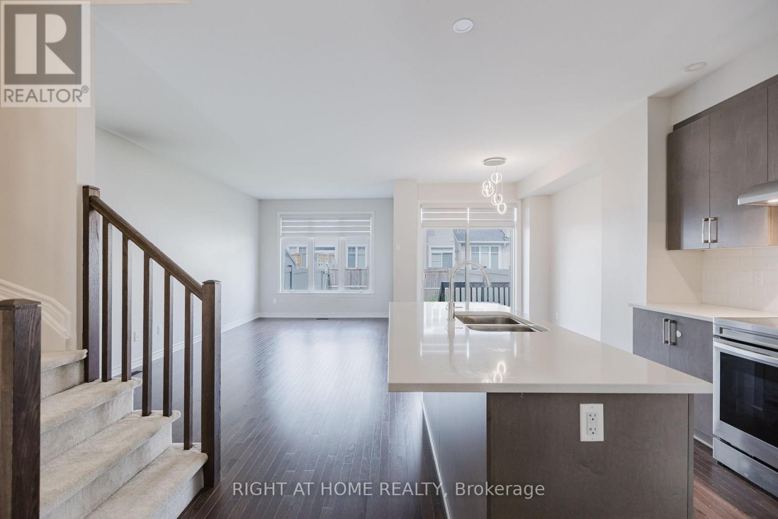 515 Muscari Street, Ottawa, Ontario  K1T 0S3 - Photo 10 - X12207525