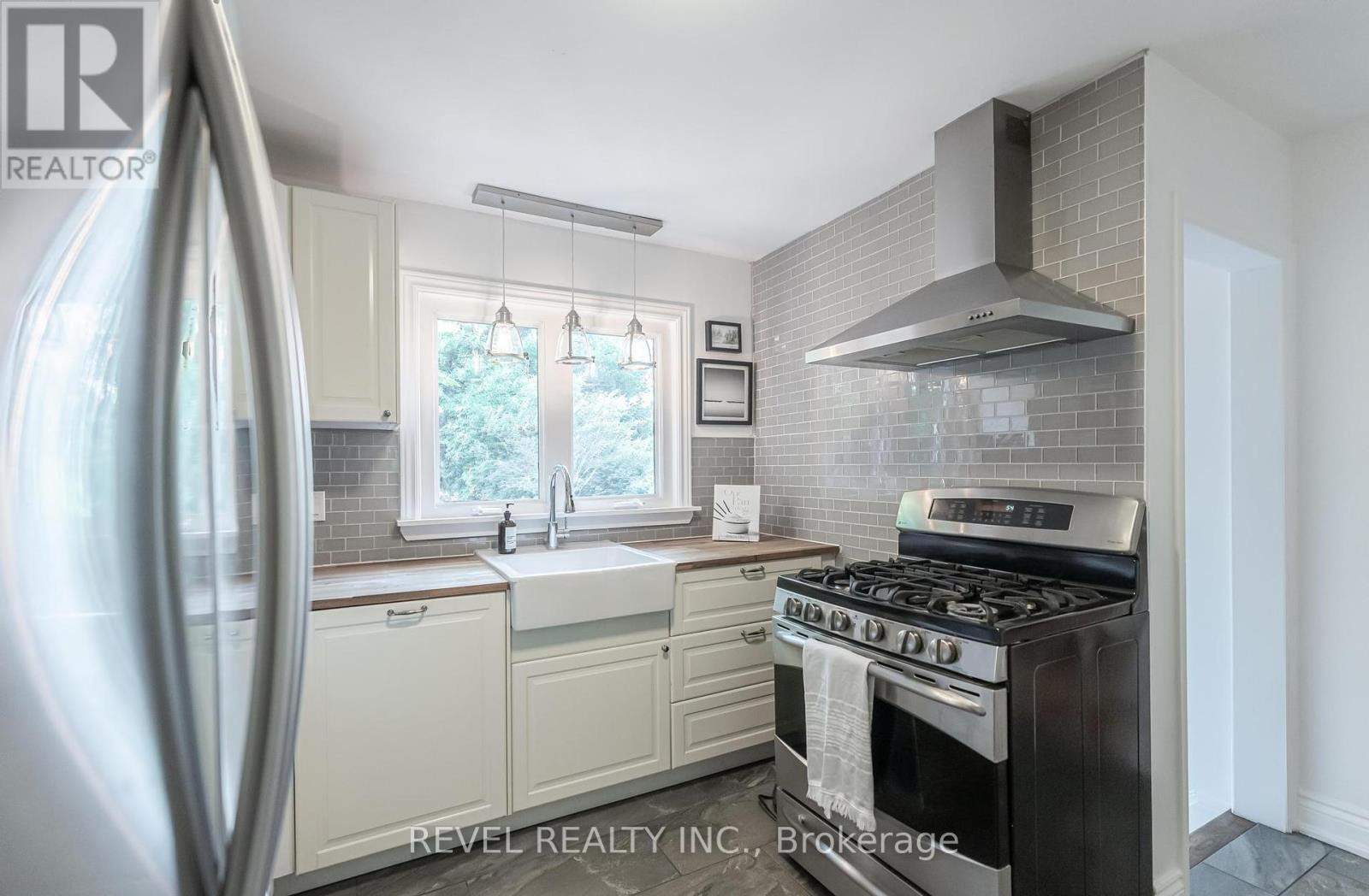31 Academy Street, Hamilton, Ontario  L9G 2X8 - Photo 5 - X12207237