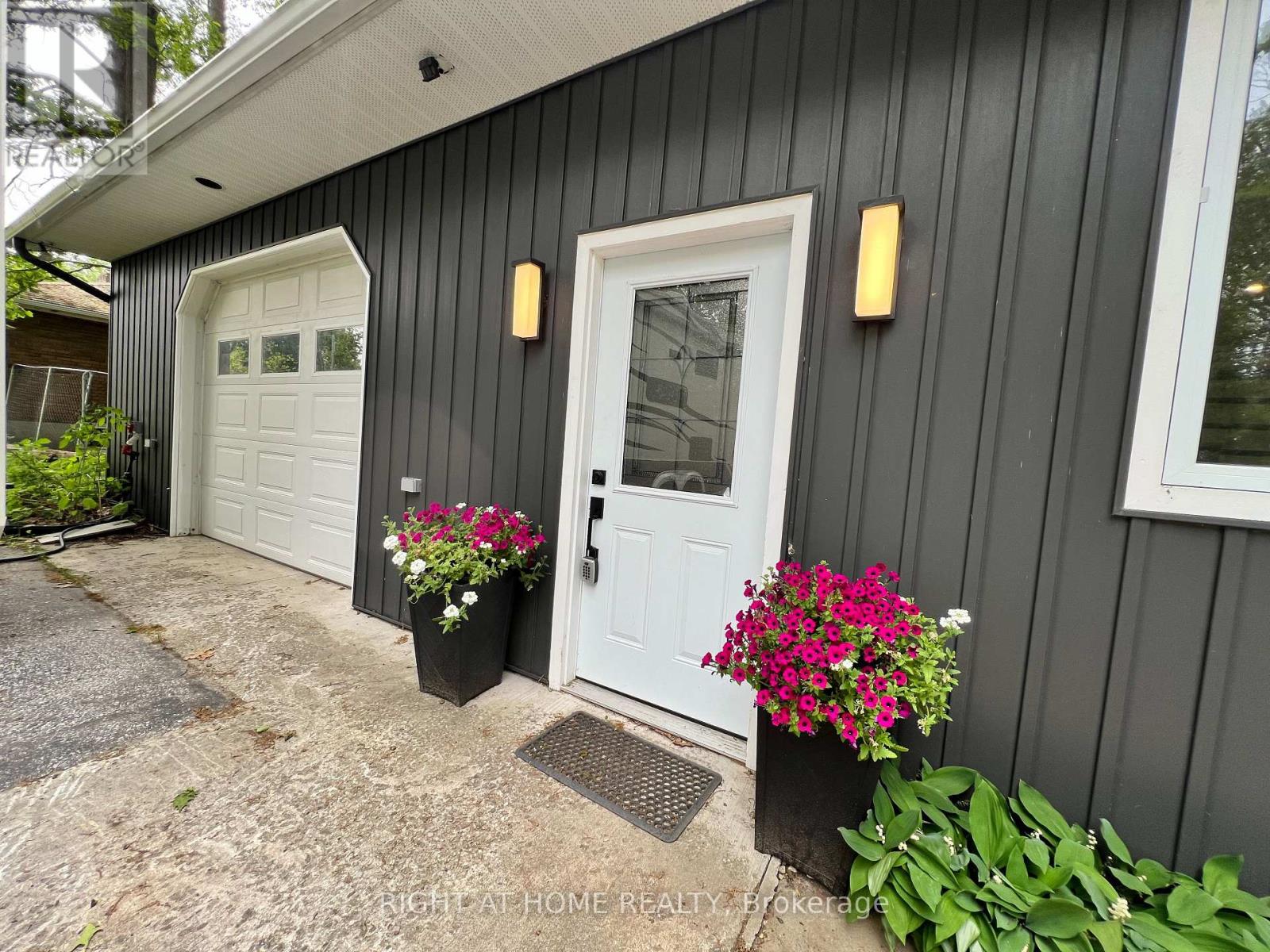 215 Wellington Street, Gravenhurst, Ontario  P1P 1B2 - Photo 2 - X12202514