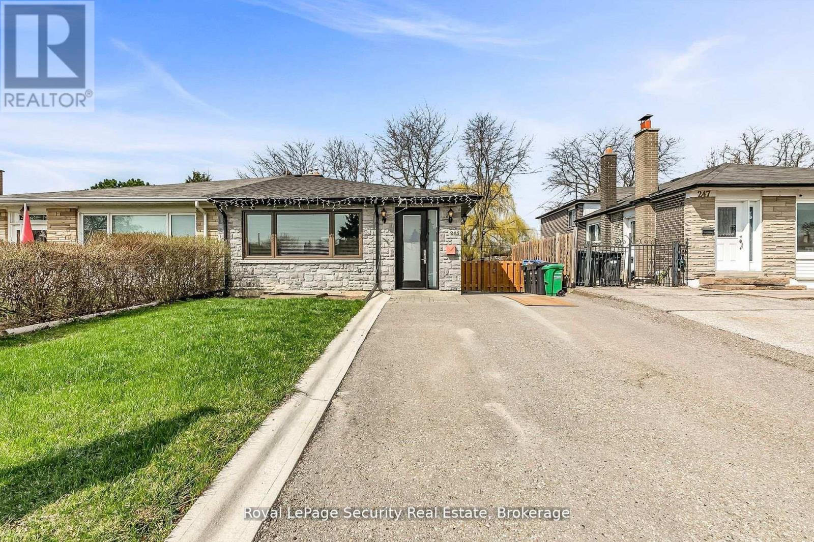 245 Avondale Boulevard, Brampton, Ontario  L6T 1J3 - Photo 2 - W12207521