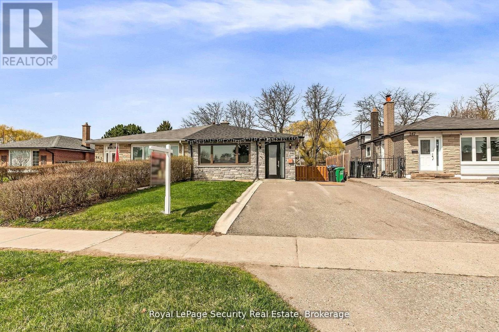 245 Avondale Boulevard, Brampton, Ontario  L6T 1J3 - Photo 3 - W12207521