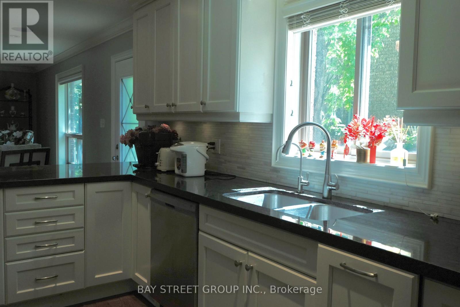 385 Ambleside Drive, Oakville, Ontario  L6H 6P4 - Photo 8 - W12207591