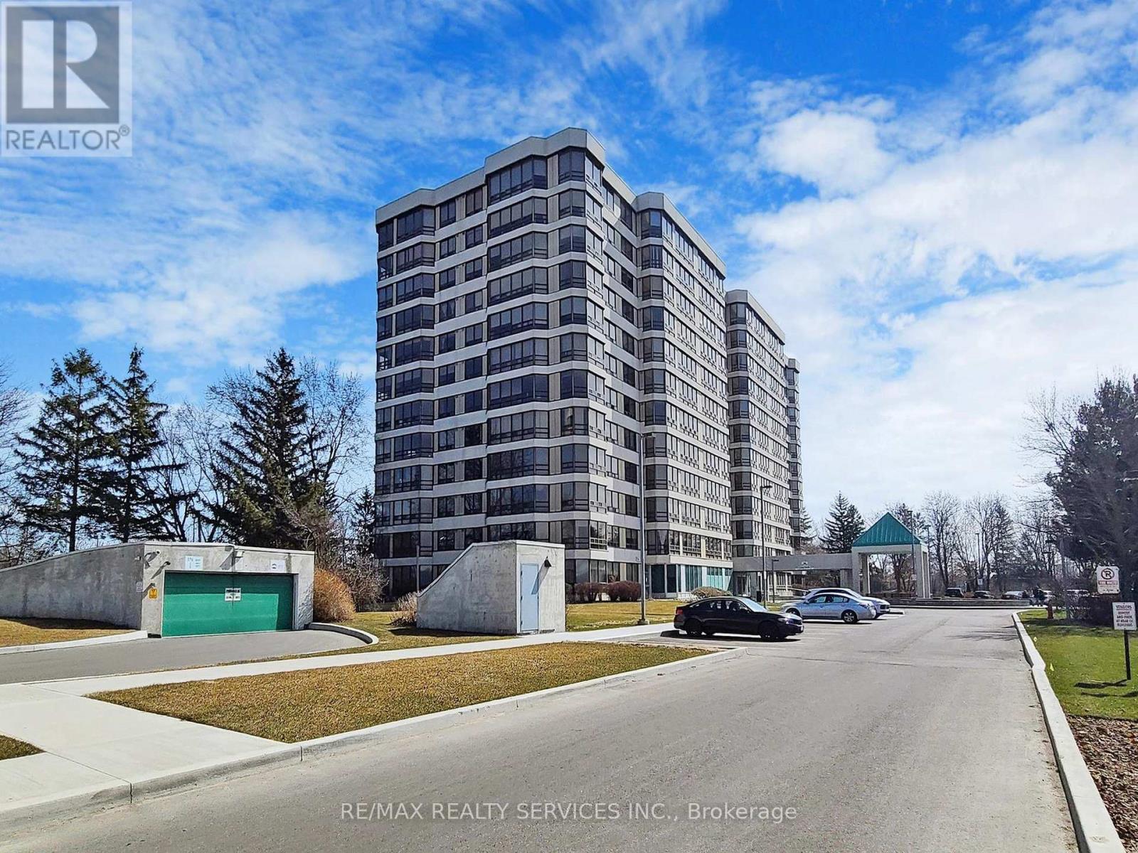 902 - 330 Mill Street S, Brampton, Ontario  L6Y 3V3 - Photo 2 - W12207607