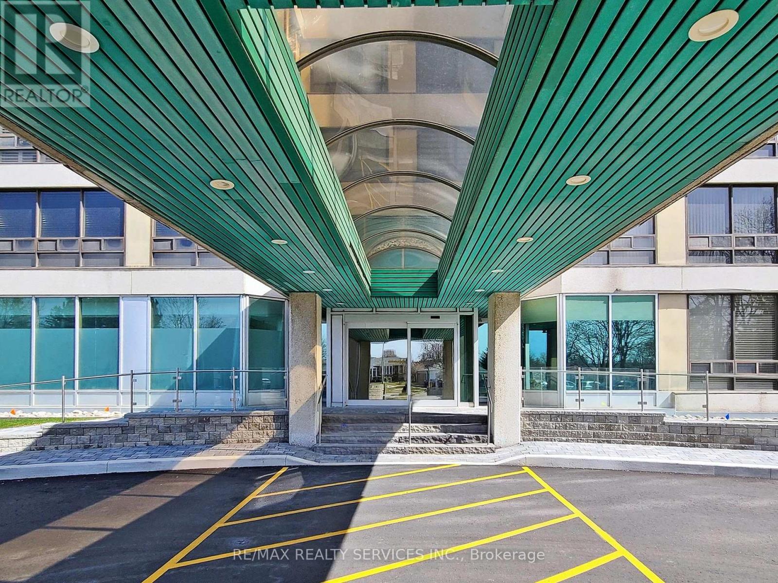 902 - 330 Mill Street S, Brampton, Ontario  L6Y 3V3 - Photo 3 - W12207607