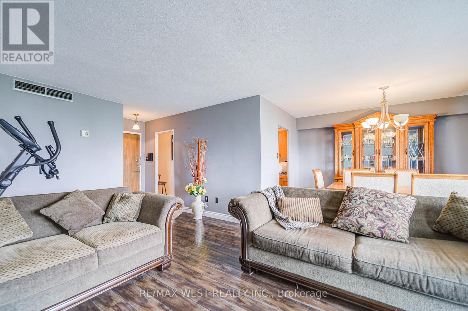 606 - 44 Longbourne Drive, Toronto, Ontario  M9R 2M7 - Photo 21 - W12207622