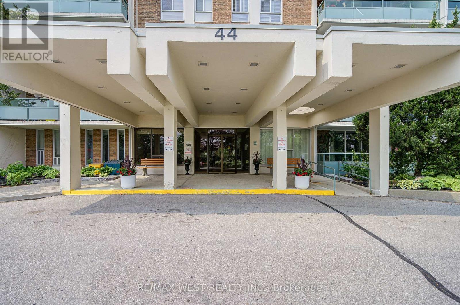 606 - 44 Longbourne Drive, Toronto, Ontario  M9R 2M7 - Photo 6 - W12207622