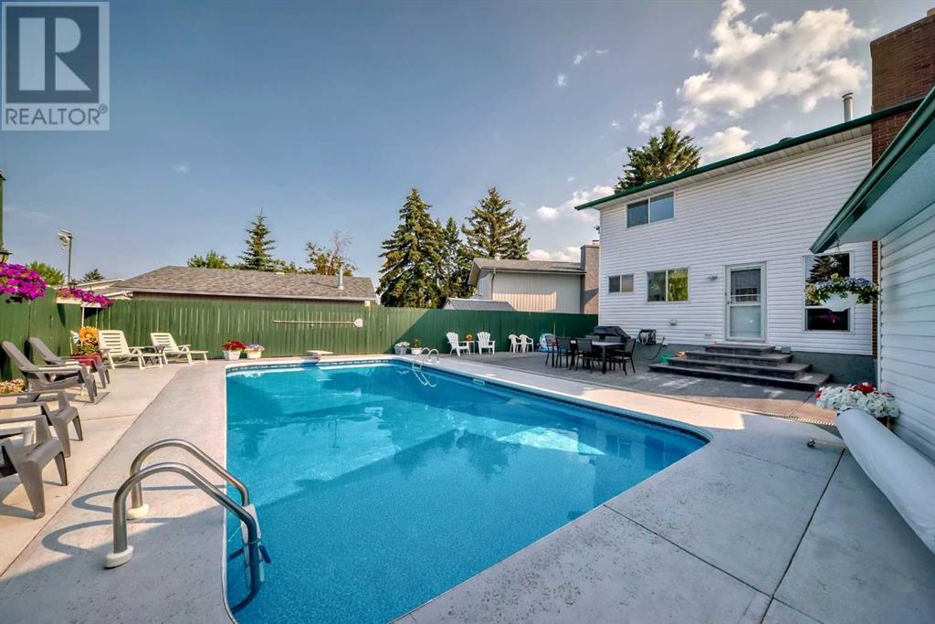 Property at 420 Whitehorn Place NE image 1
