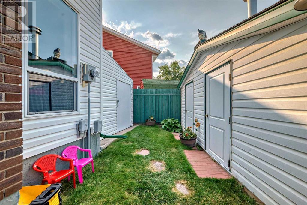 Property at 420 Whitehorn Place NE image 3