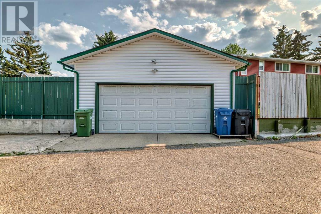 Property at 420 Whitehorn Place NE image 4