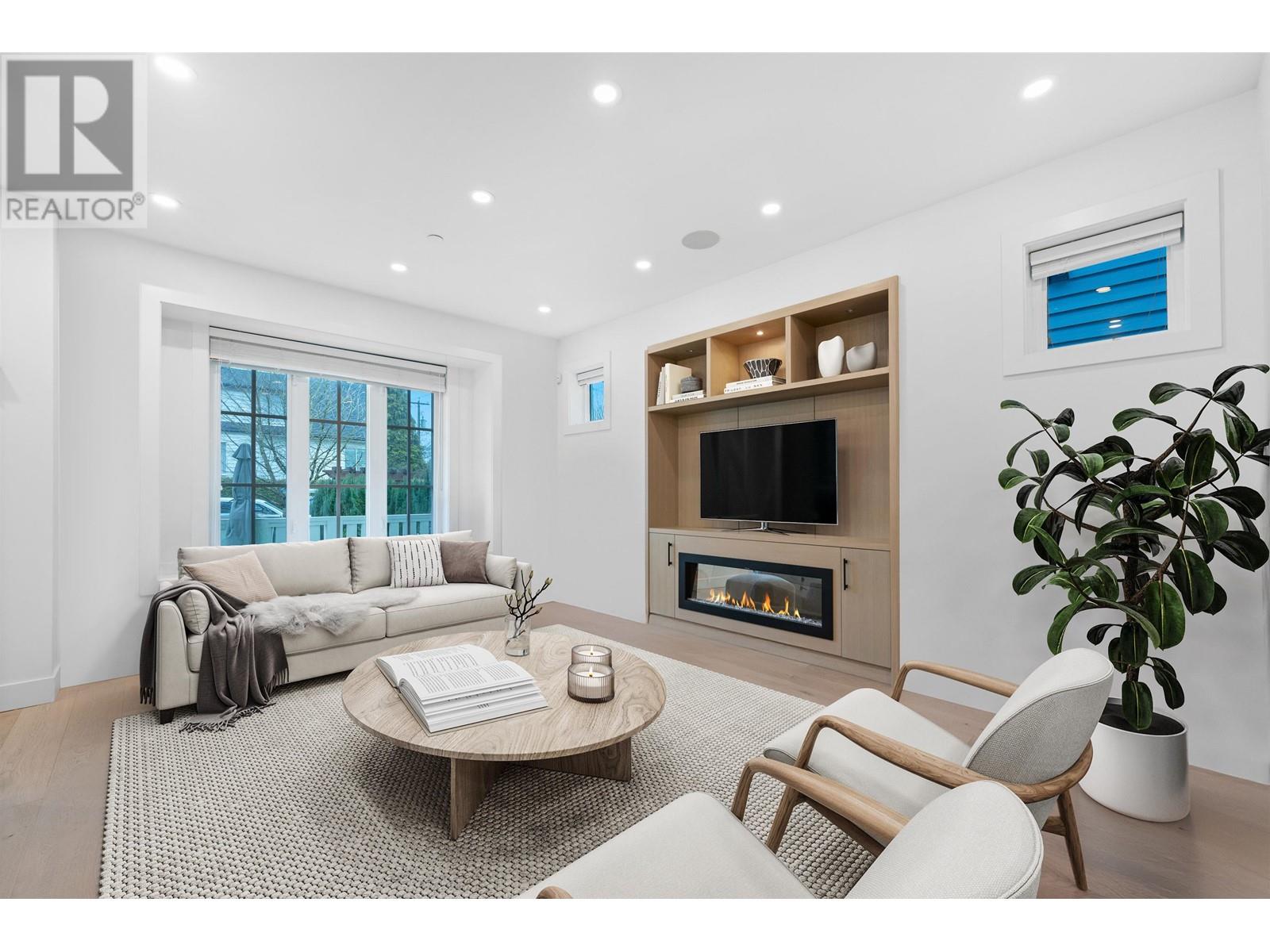 978 E 13th Avenue, Vancouver, British Columbia  V5T 2L6 - Photo 1 - R3013017