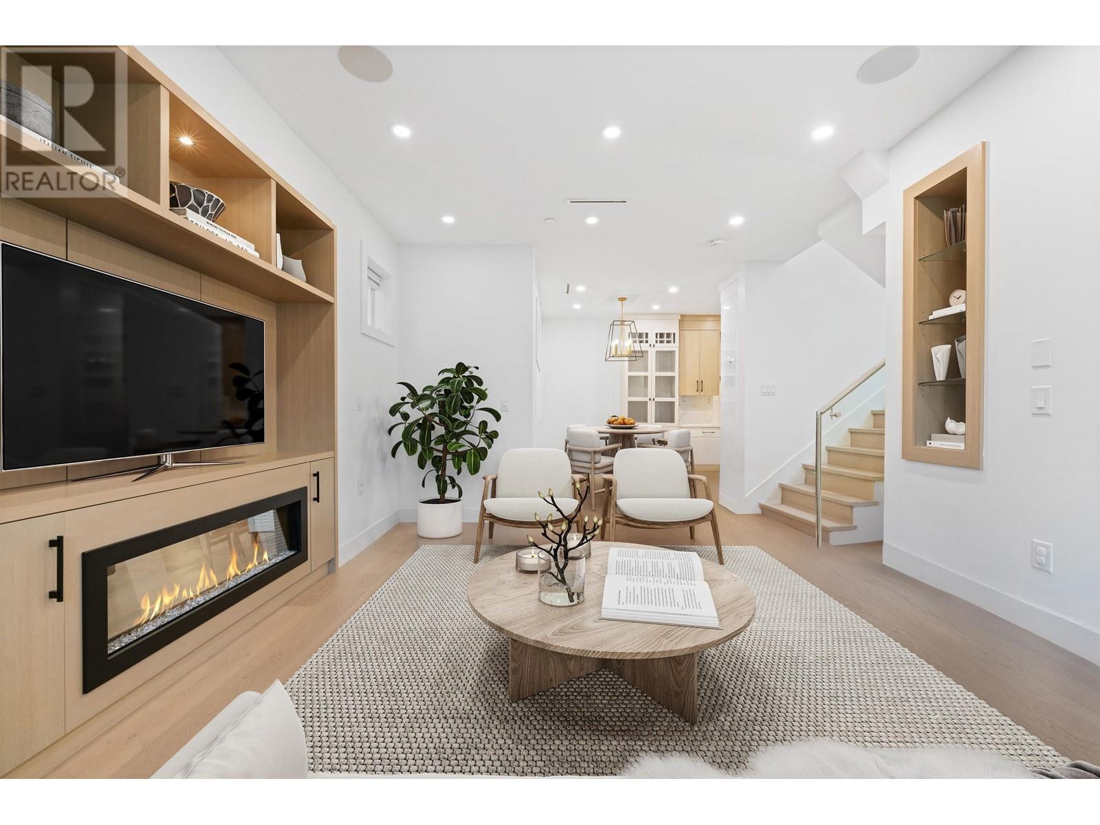 978 E 13th Avenue, Vancouver, British Columbia  V5T 2L6 - Photo 2 - R3013017
