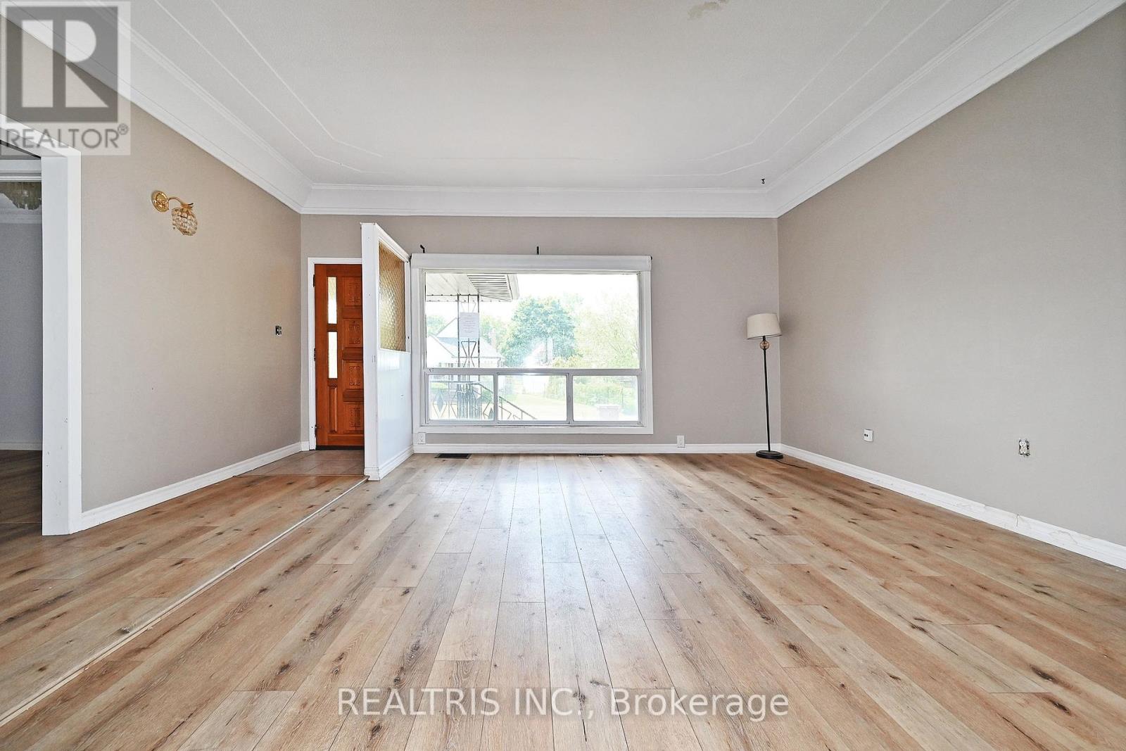 6 Lucerne Place, St. Catharines, Ontario  L2P 2E8 - Photo 8 - X12207560