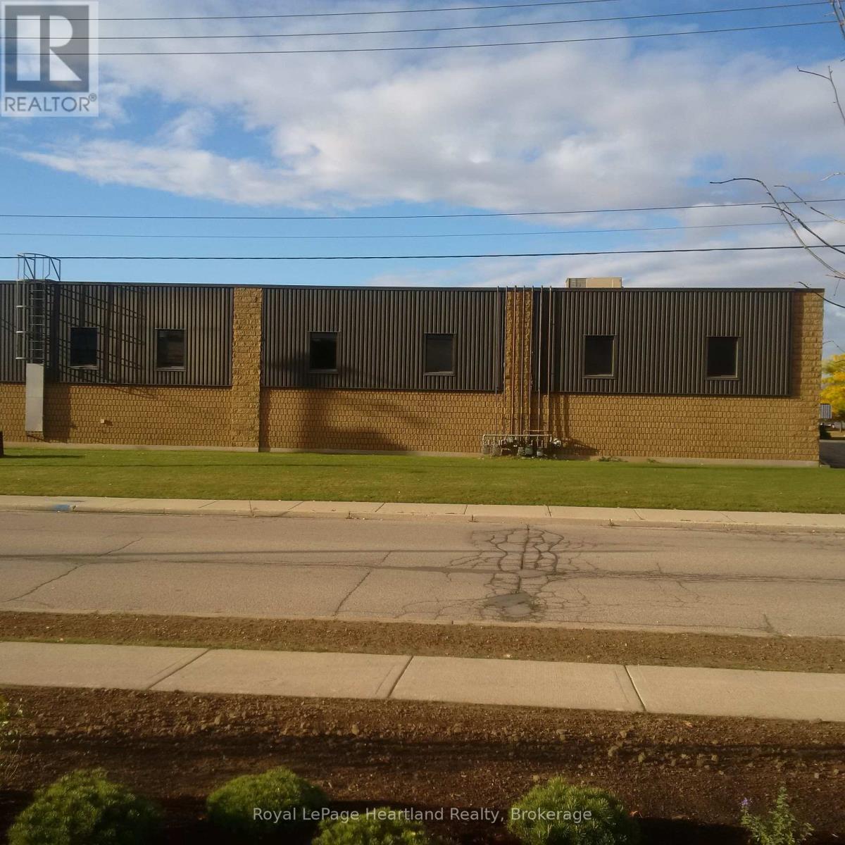 105 Northland Road, Waterloo, Ontario  N2V 1Y8 - Photo 3 - X12207702
