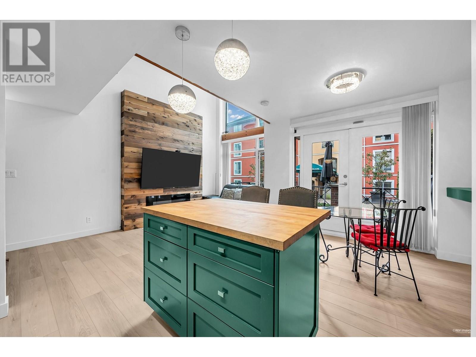 119 8 Renaissance Square, New Westminster, British Columbia  V3M 7A9 - Photo 8 - R2982143