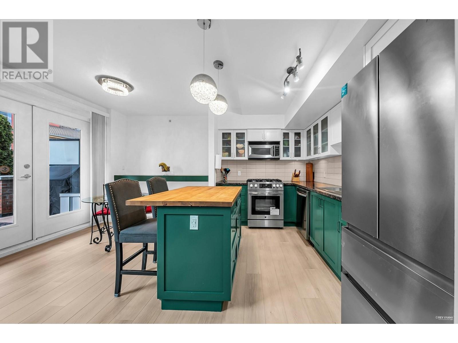 119 8 Renaissance Square, New Westminster, British Columbia  V3M 7A9 - Photo 6 - R2982143