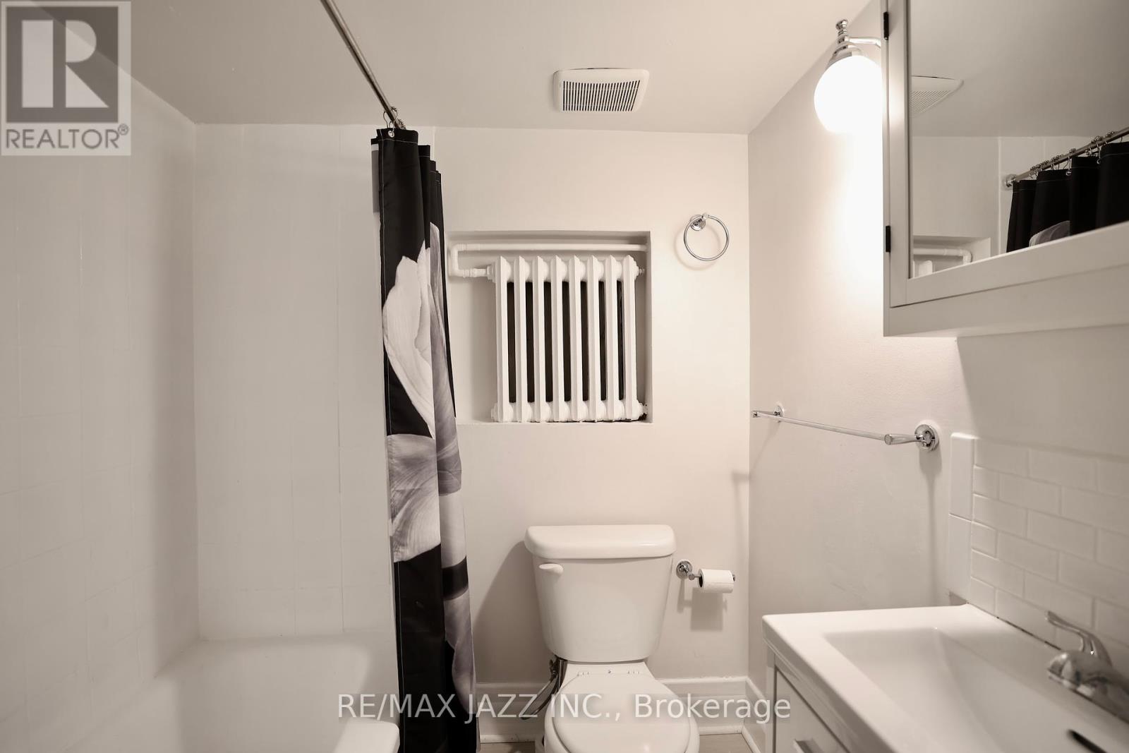 118 Eastwood Road, Toronto, Ontario  M4L 2C9 - Photo 7 - E12207841