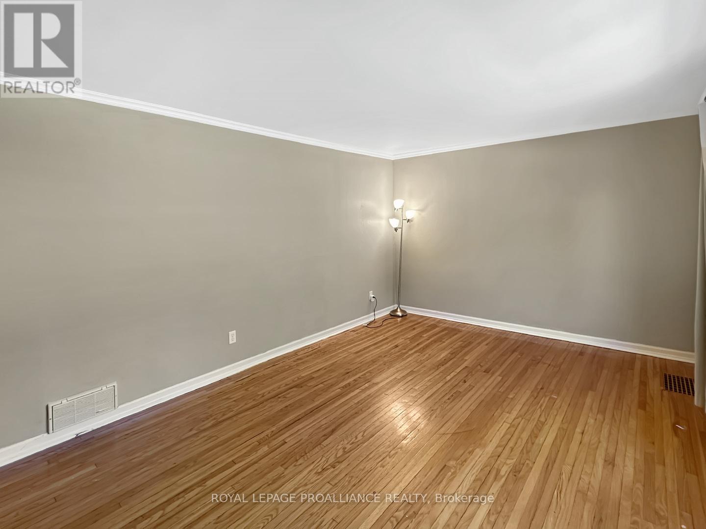 329 Bridge Street E, Belleville (Belleville Ward), Ontario  K8N 1P5 - Photo 7 - X12207790