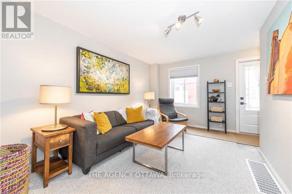 223 Carruthers Avenue, Ottawa, Ontario  K1Y 1N8 - Photo 2 - X12207805