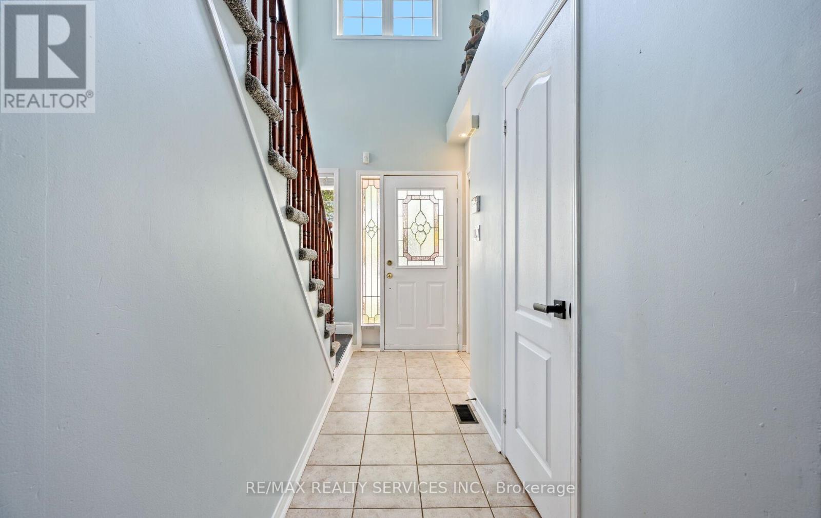74 Earl Grey Crescent, Brampton (Fletcher's Meadow), Ontario  L7A 2L2 - Photo 8 - W12147396