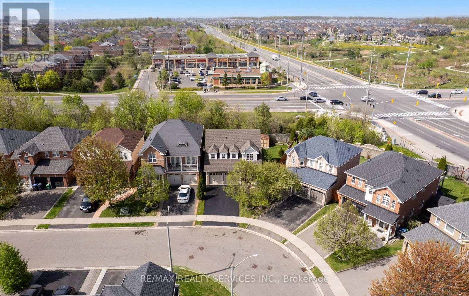 74 Earl Grey Crescent, Brampton (Fletcher's Meadow), Ontario  L7A 2L2 - Photo 4 - W12147396