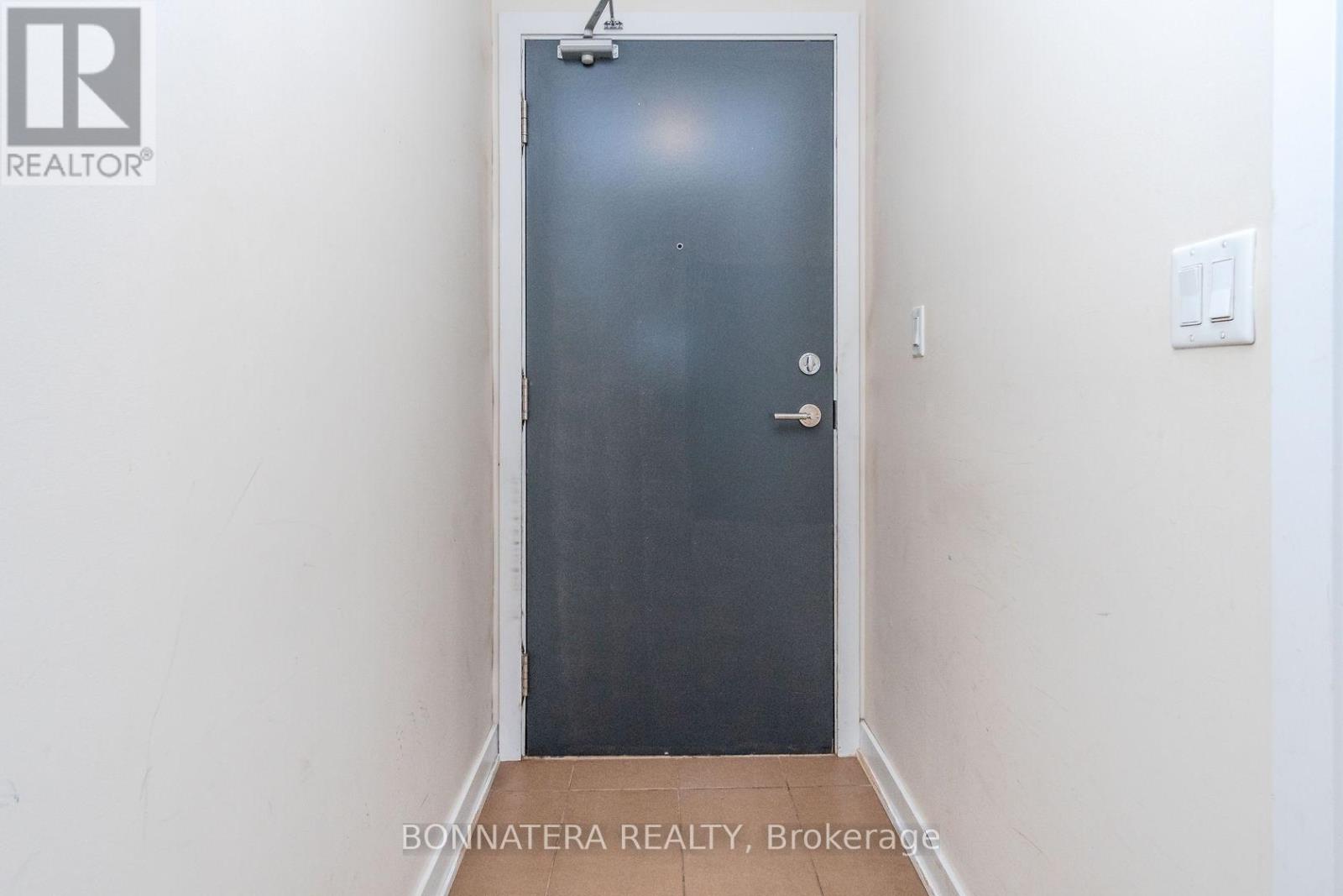 3202 - 4070 Confederation Parkway, Mississauga, Ontario  L5B 0E9 - Photo 3 - W12207632