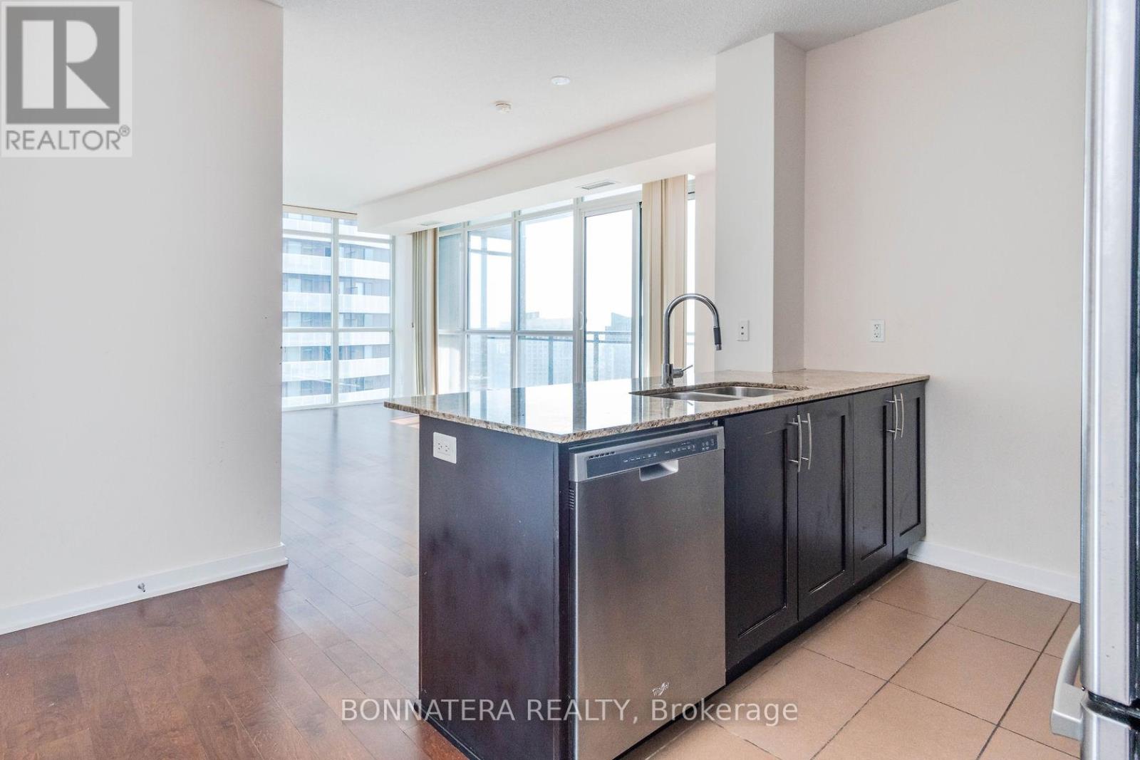 3202 - 4070 Confederation Parkway, Mississauga, Ontario  L5B 0E9 - Photo 4 - W12207632