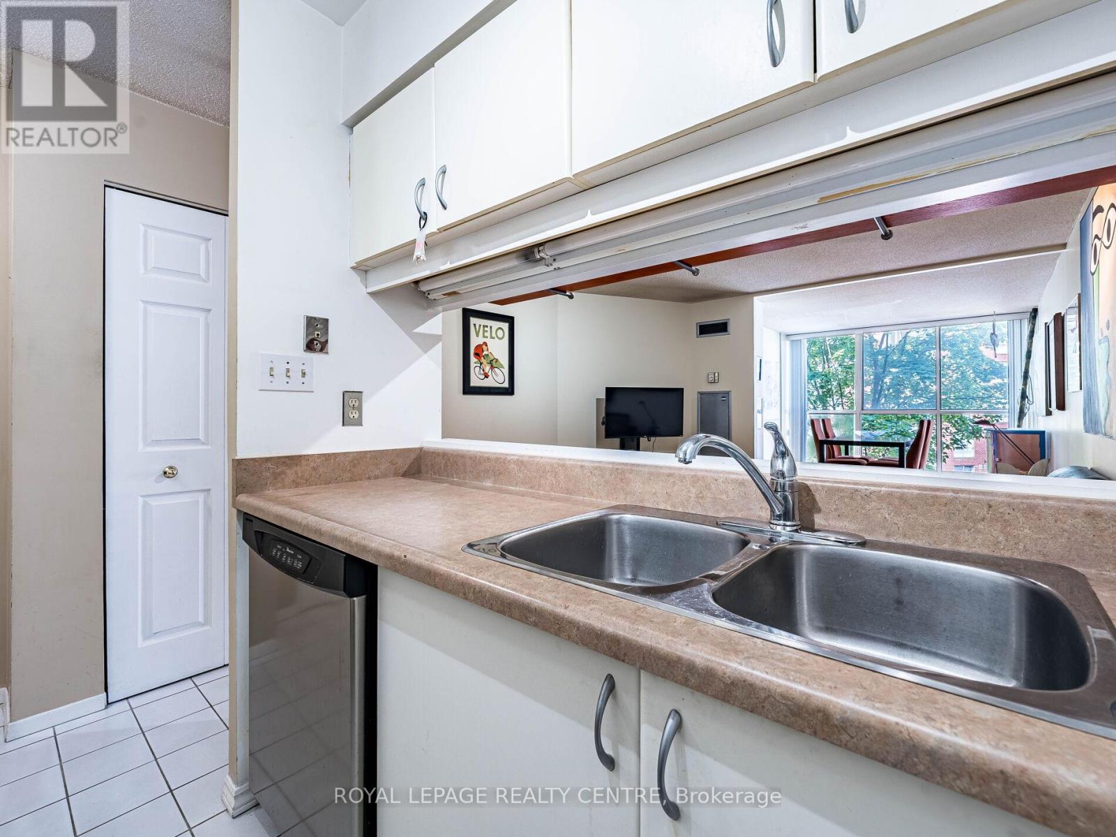 402 - 20 Southport Street, Toronto (High Park-Swansea), Ontario  M6S 4Y8 - Photo 11 - W12207700