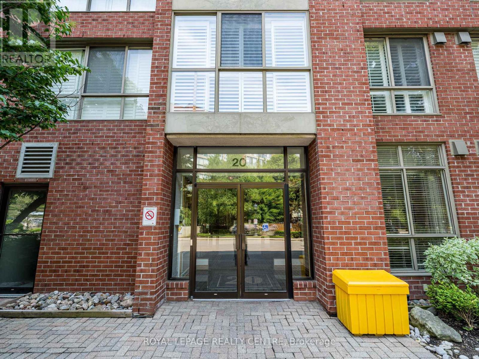 402 - 20 Southport Street, Toronto (High Park-Swansea), Ontario  M6S 4Y8 - Photo 2 - W12207700