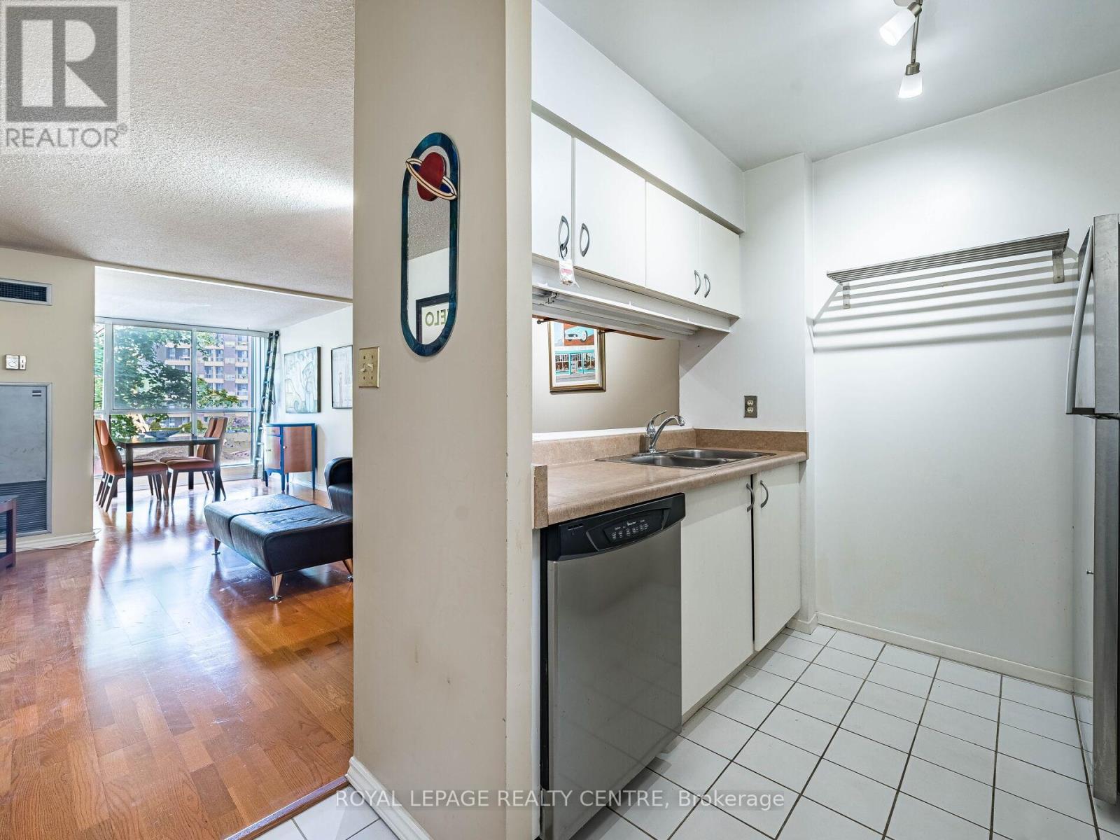 402 - 20 Southport Street, Toronto (High Park-Swansea), Ontario  M6S 4Y8 - Photo 6 - W12207700