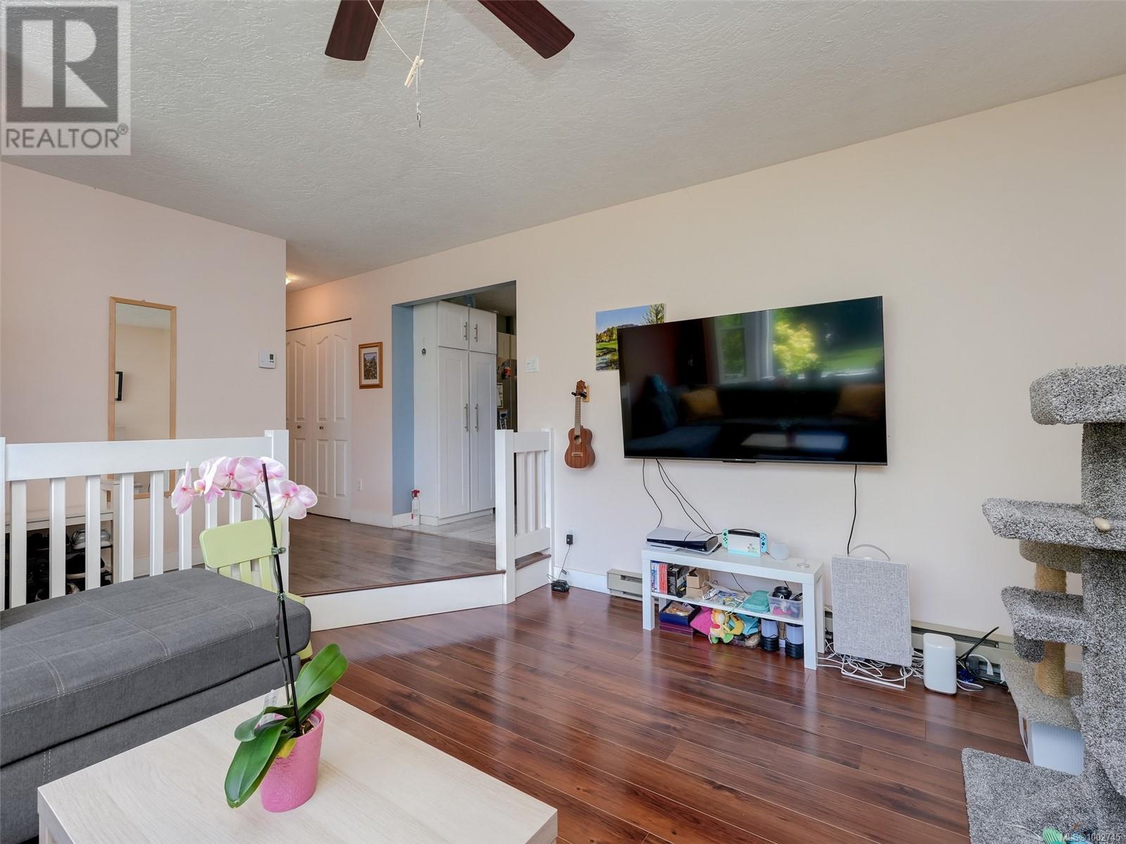 Property at 3343 Brenda Lane image 3