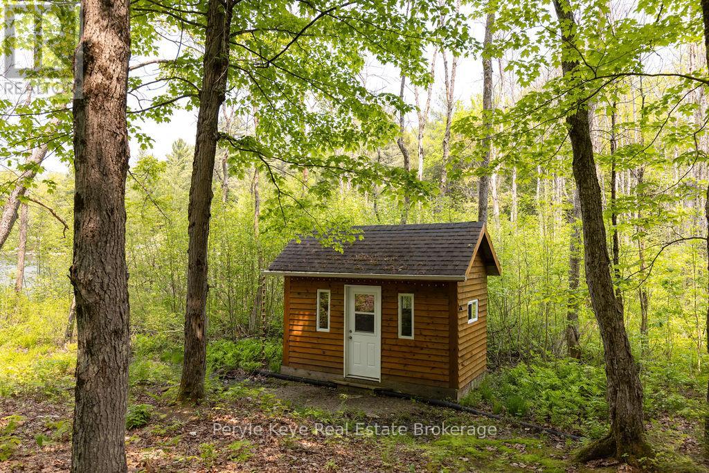 1042 S Menominee Road, Lake Of Bays, Ontario  P0B 1A0 - Photo 37 - X12177697