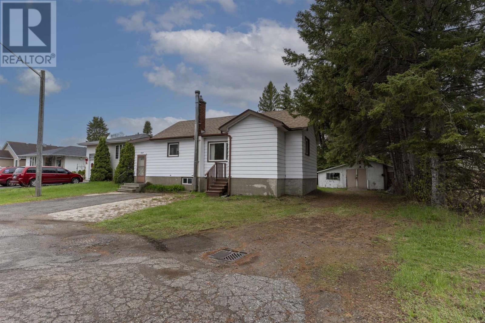 903 Centre Ave, Thunder Bay, Ontario  P7E 2X4 - Photo 2 - TB251257
