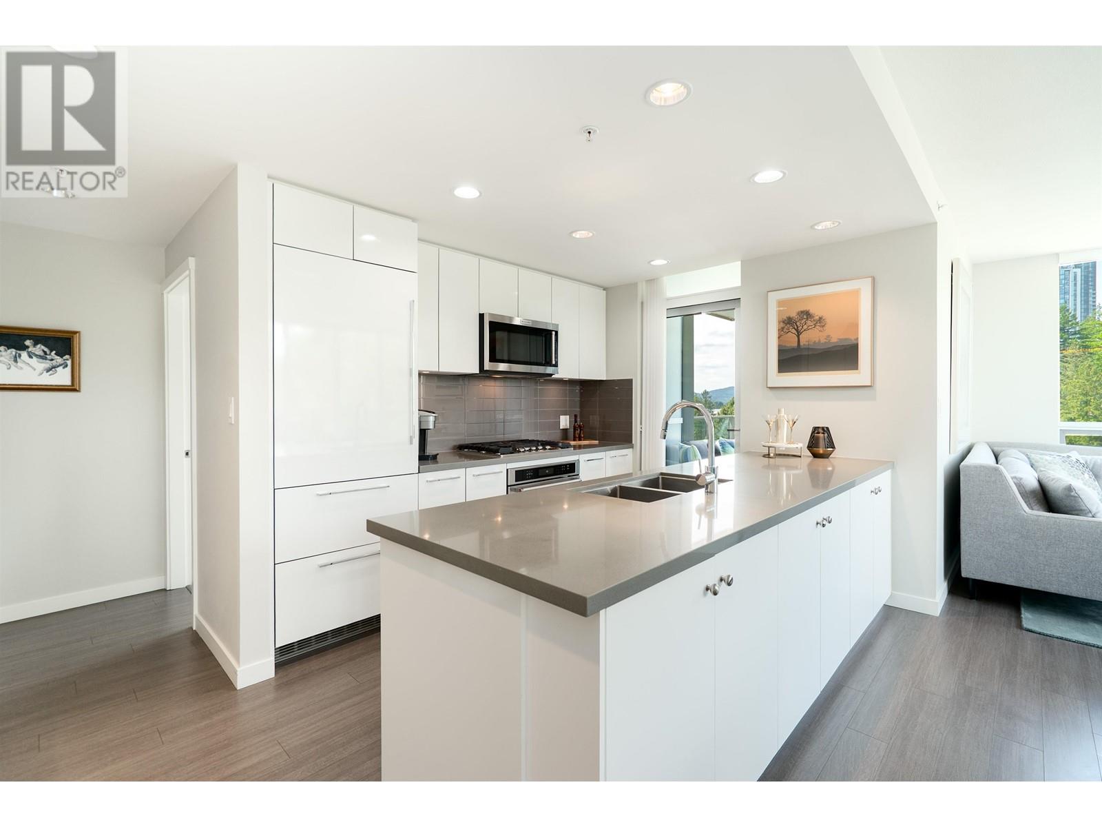 808 3093 Windsor Gate, Coquitlam, British Columbia  V3B 0N2 - Photo 2 - R3013093