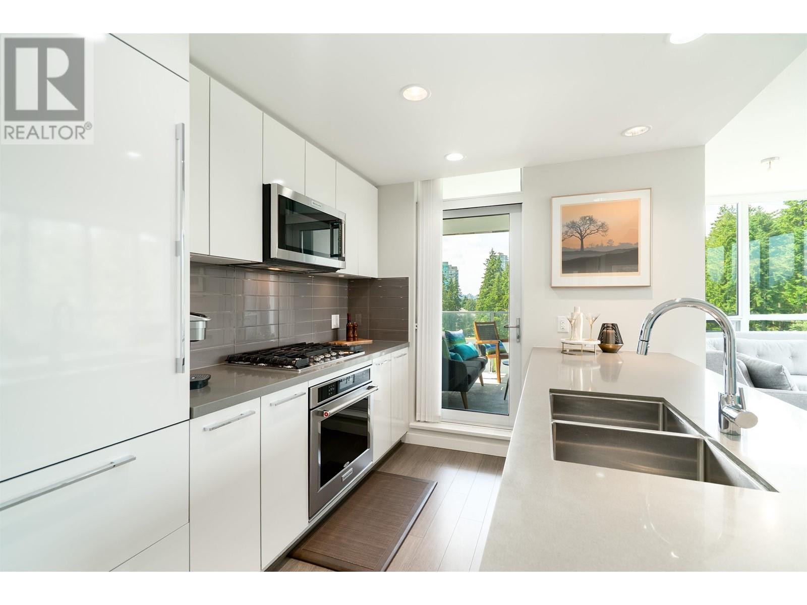 808 3093 Windsor Gate, Coquitlam, British Columbia  V3B 0N2 - Photo 3 - R3013093